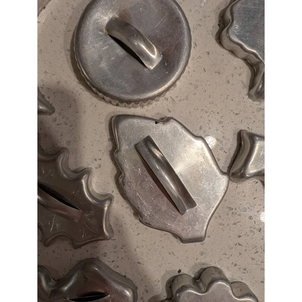 Vintage 1950s Assorted Metal Cookie Cutters Set Of 19 - Picture 5 of 16